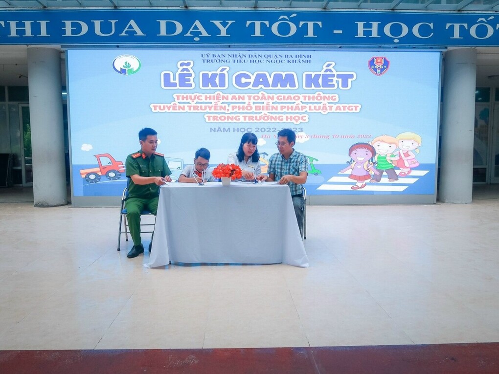 Trường Tiểu học Ngọc Khánh tuyên truyền và giáo dục pháp luật về trật tự ATGT cho học sinh năm học 2022-2023