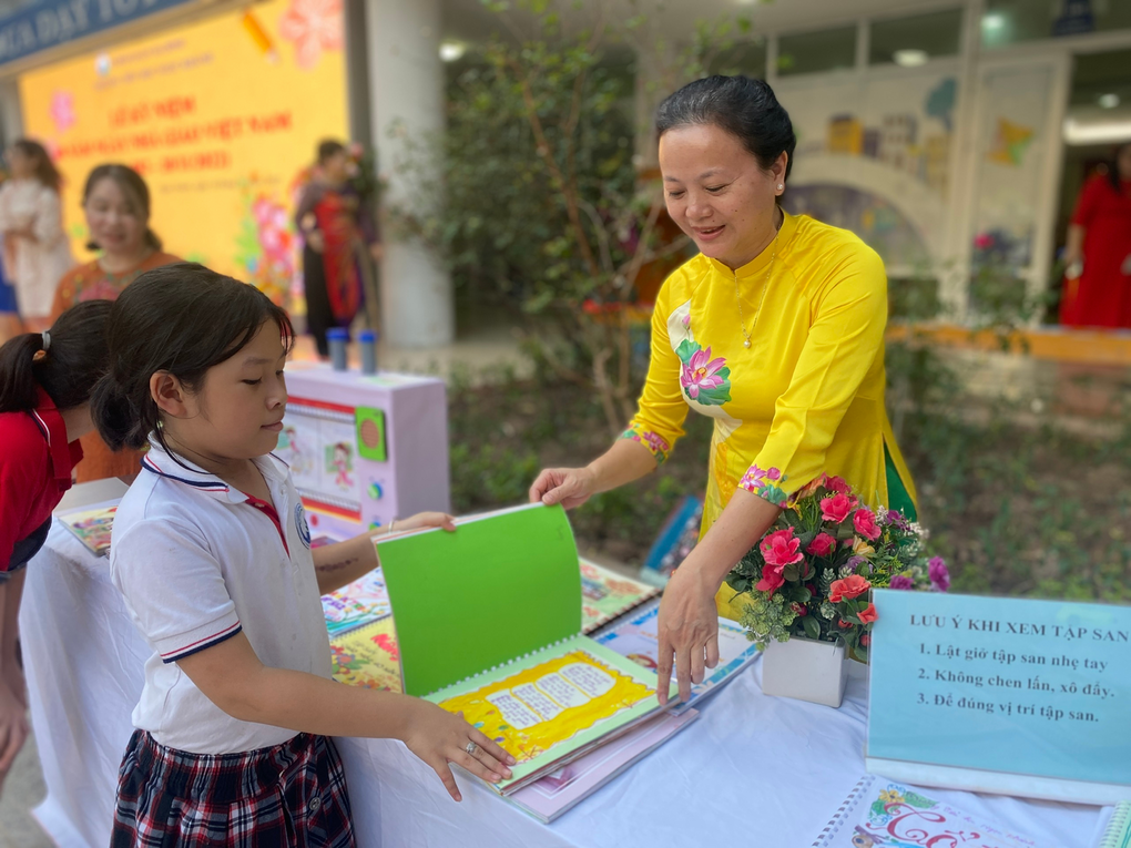 Học sinh Khối 3 nhiệt liệt chào mừng ngày nhà giáo Việt Nam 20/11