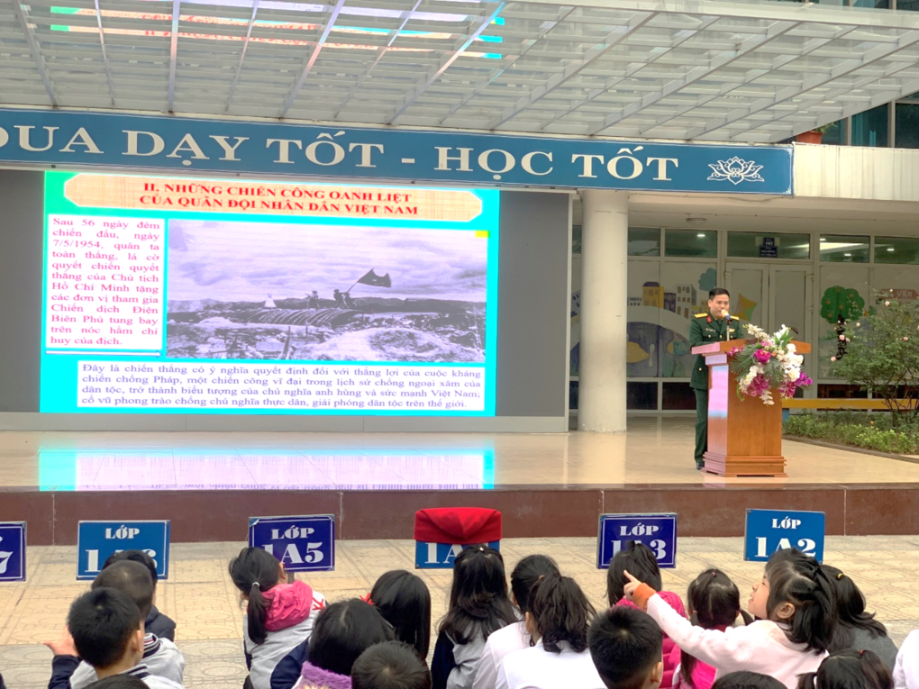 Lễ kỷ niệm 50 năm chiến thắng “Hà Nội – Điện Biên Phủ trên không” đầy xúc động và tự hào của trường Tiểu học Ngọc Khánh.