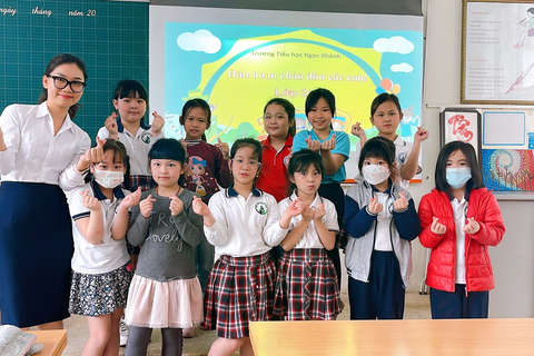 Cảm xúc ngày đầu quay trở lại trường của cô và trò khối 2