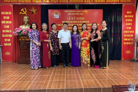 Học sinh tham gia Ngày hội khuyến học - khuyến tài tại phường Ngọc Khánh