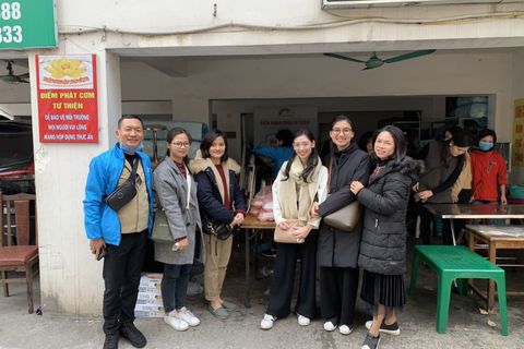 Hoạt động phát cháo từ thiện cuối năm Canh Tý  của trường Tiểu học Ngọc Khánh