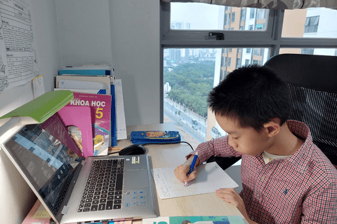 Học sinh khối lớp 5 trường Tiểu học Ngọc Khánh  hoàn thành bài kiểm tra định kì cuối học kì I bằng hình thức trực tuyến