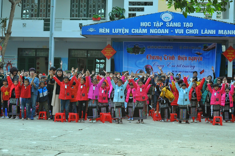 Hoạt động thiện nguyện: Mang áo ấm đến với các trường đặc biệt khó khăn