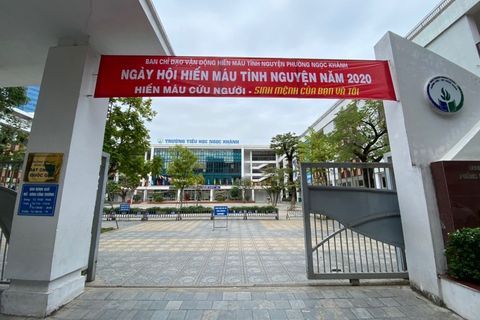 Chi đoàn viên trường Tiểu học Ngọc Khánh tham gia Ngày hội hiến máu nhân đạo