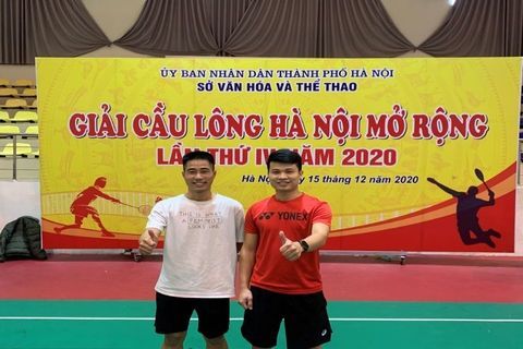 Thầy giáo Nguyễn Văn Mạnh đại diện trường Tiểu học Ngọc Khánh tham gia giải Cầu lông thành phố