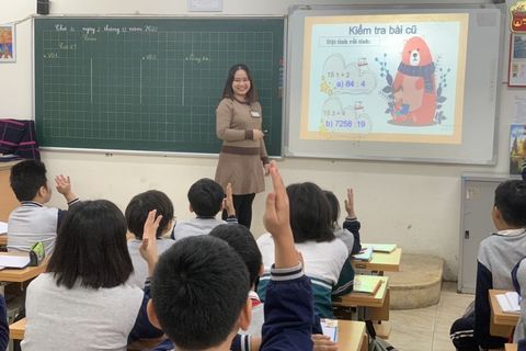 Tập thể giáo viên khối 5 tích cực bồi dưỡng chuyên môn  qua các tiết chuyên đề, hội giảng