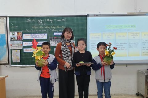 Tập thể giáo viên khối 4 tích cực bồi dưỡng chuyên môn qua các tiết chuyên đề, kiểm tra hoạt động sư phạm