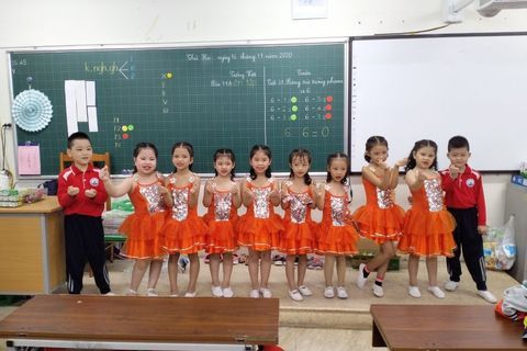 Tiết mục văn nghệ của nhóm múa lớp 1A7 tại Cuộc thi Tìm kiếm tài năng Ngọc Khánh