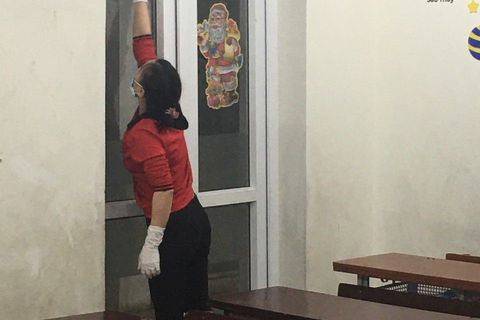 Khối 2 vệ sinh lớp học chuẩn bị điều kiện đảm bảo an toàn cho học sinh quay lại trường  học