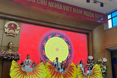 Buổi biểu diễn văn nghệ trong Lễ tuyên dương khen thưởng các điển hình tiên tiến, nhà giáo mẫu mực tiêu biểu ngành GDĐT Ba Đình năm 2020