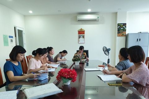 Tập thể giáo viên khối 5 tích cực bồi dưỡng chuyên môn qua các tiết chuyên đề, hội giảng