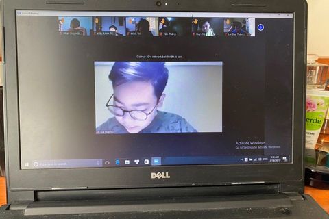 Niềm vui của học sinh khối 5 khi được gặp lại thầy cô và bạn bè sau kì nghỉ Tết Tân Sửu