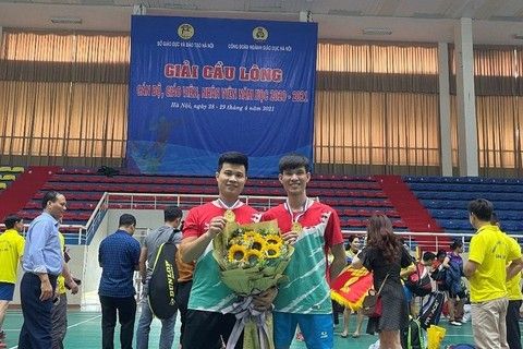 Đại diện của Trường Tiểu học Ngọc Khánh cùng đoàn vận động viên cầu lông quận Ba Đình giành chiến thắng