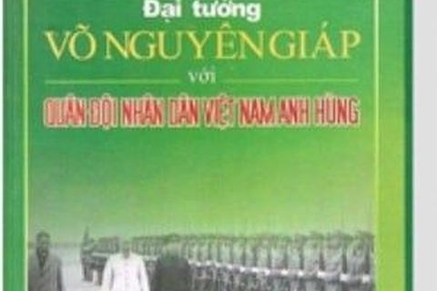 Giới thiệu sách tháng 12 - Cuốn sách Chủ Tịch Hồ Chí Minh và Đại Tướng Võ Nguyên Giáp với Quân đội Nhân dân Việt Nam anh hùng