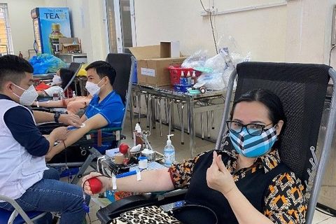 Cán bộ giáo viên, công nhân viên  trường Tiểu học Ngọc Khánh tham gia ngày hội  hiến máu tình nguyện Quận Ba Đình năm 2021