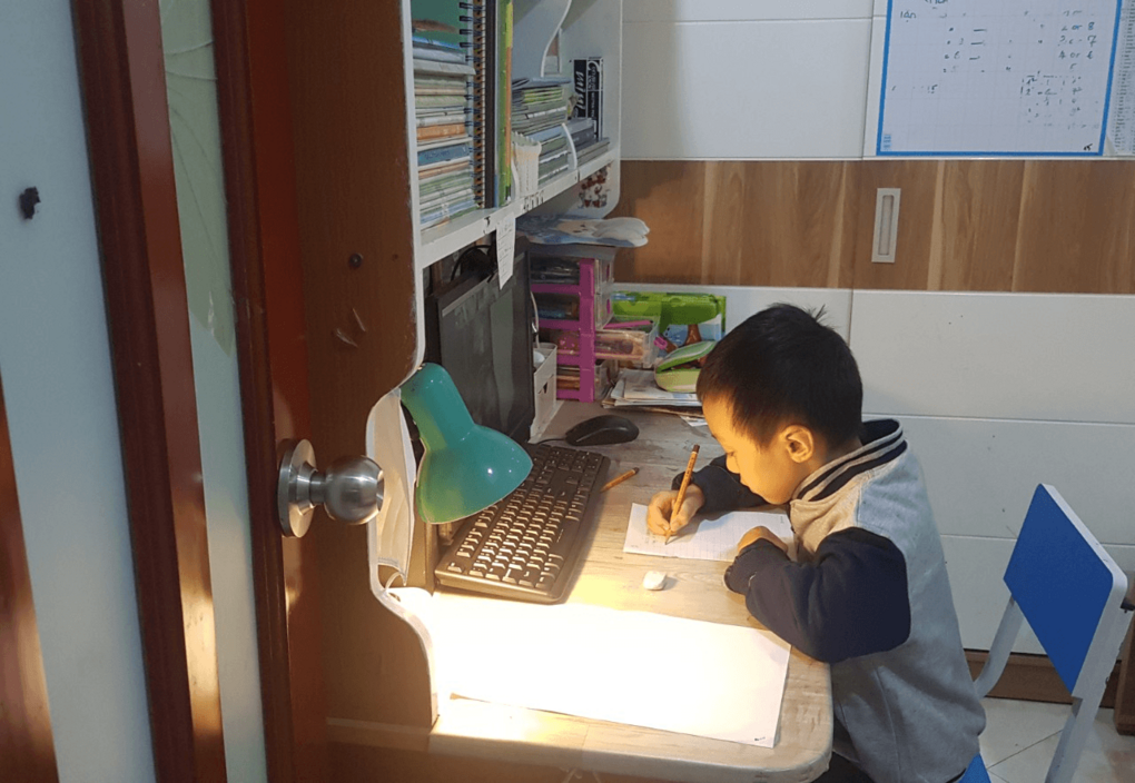 Học sinh khối 1 lần đầu tham gia kì kiểm tra trực tuyến học kì 1