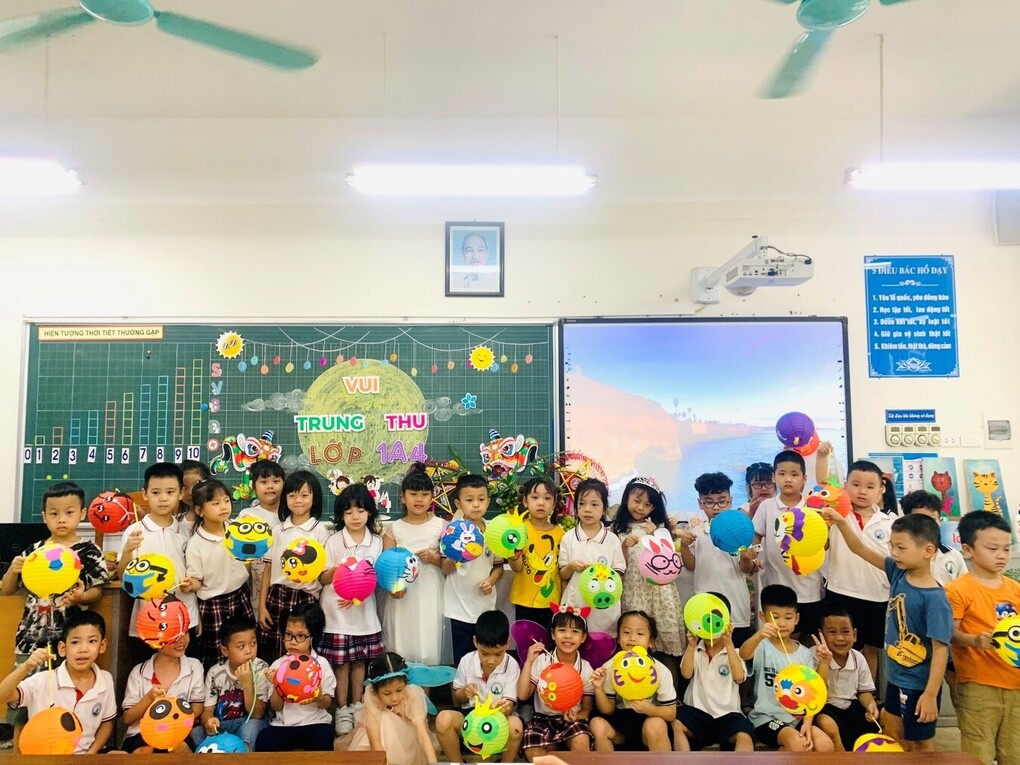 Học sinh khối 1 tưng bừng "Vui Tết Trung thu"