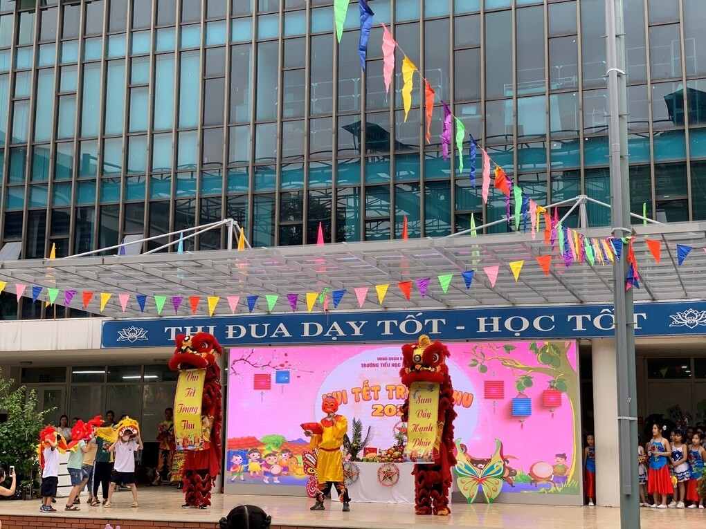 Học sinh khối 2 hân hoan, vui đón Tết Trung thu