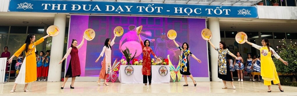 Tưng bừng đón trung thu cùng thầy trò khối 4 trường Tiểu học Ngọc Khánh