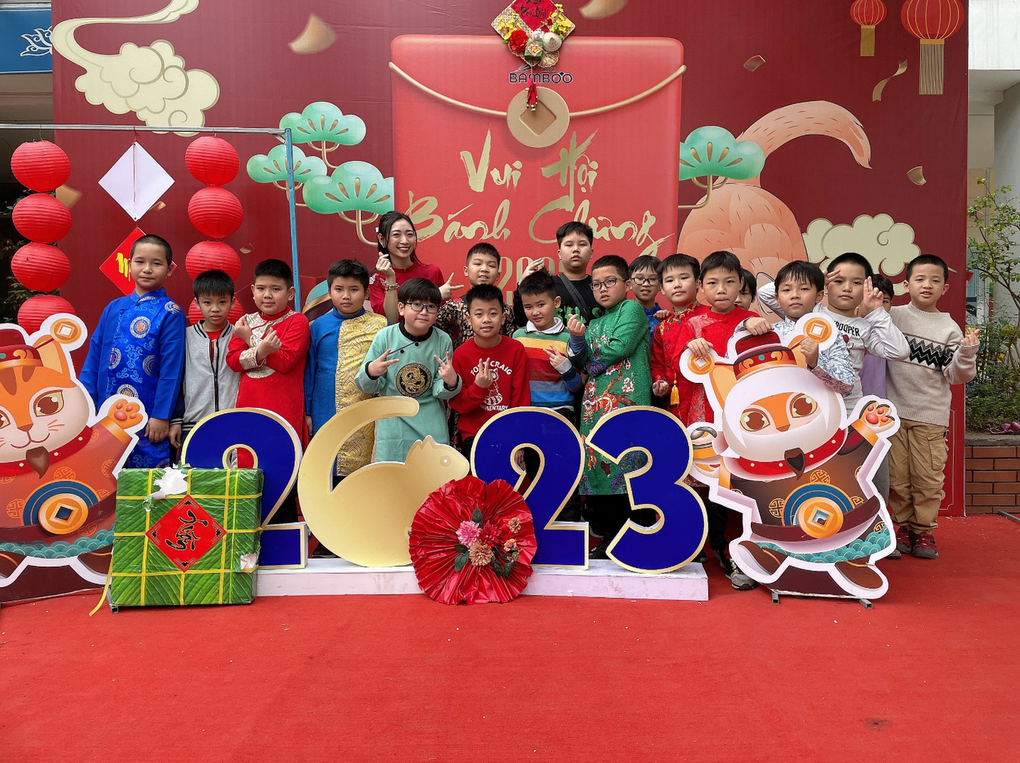 Học sinh khối 4 trường Tiểu học Ngọc Khánh vui mừng trải nghiệm gói bánh chưng mừng Xuân Quý Mão 2023