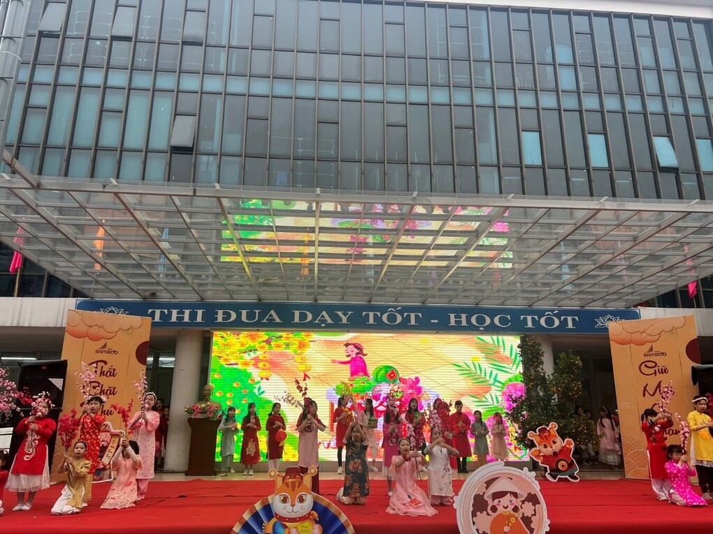 Học sinh khối 1 tưng bừng dự lễ sơ kết kì 1 và Lễ hội bánh chưng