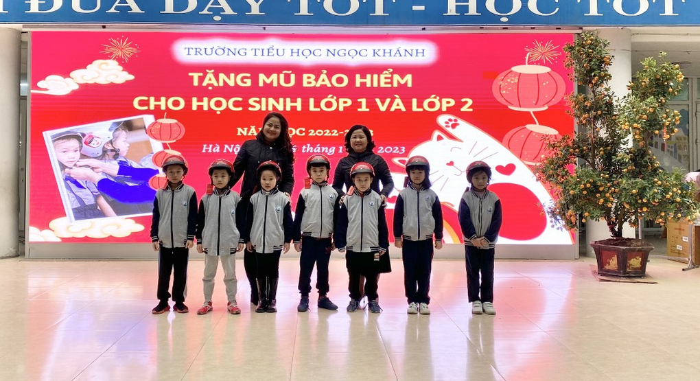 Tặng mũ bảo hiểm cho học sinh lớp 1 và lớp 2 tại Trường Tiểu học Ngọc Khánh