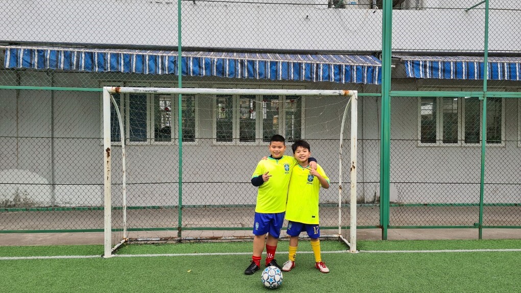 Nguyễn Minh Kiên và Nguyễn Hưng Thịnh - Hai cậu học trò nhỏ lớp 4A2 hào hứng tham gia đội tuyển bóng đá của trường Tiểu học Ngọc Khánh.