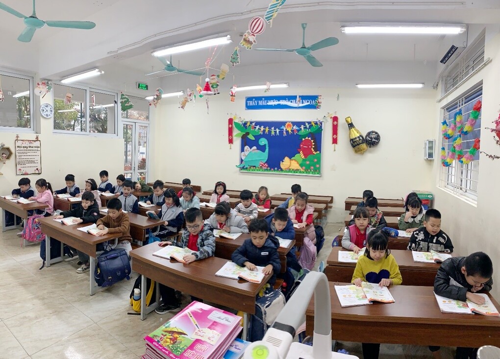 Học sinh lớp 1A6 duy trì nề nếp truy bài đầu giờ