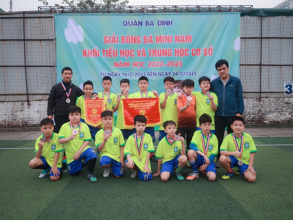 Đội bóng đá nam trường Tiểu học Ngọc Khánh xuất sắc giành huy chương Bạc giải bóng đá mini nam khối Tiểu học và Trung học cơ sở năm học 2022 – 2023