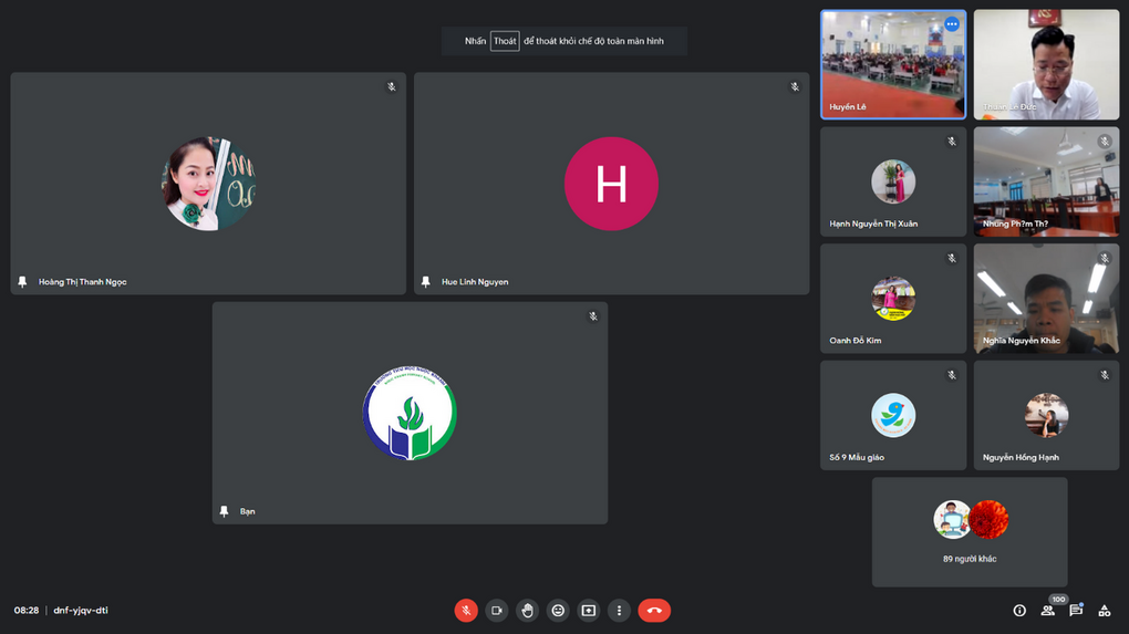 Cán bộ Quản lý, giáo viên, nhân viên trường Tiểu học Ngọc Khánh hào hứng tham gia tập huấn về: “Tăng cường ứng dụng CNTT trong quản lý giáo dục năm học 2022 – 2023”
