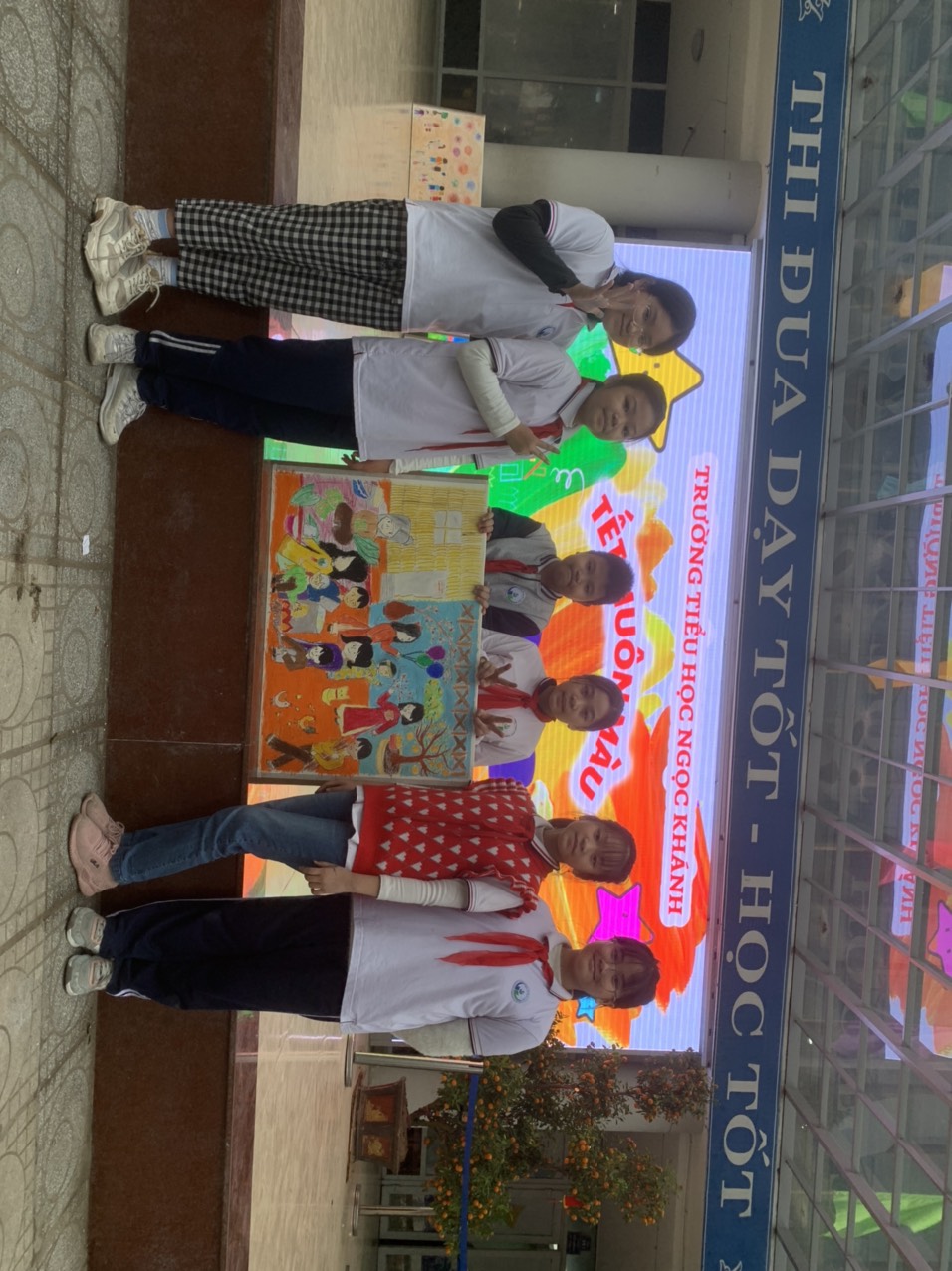 Lớp 5A7 tham gia thi vẽ tranh chủ đề " Tết muôn màu "