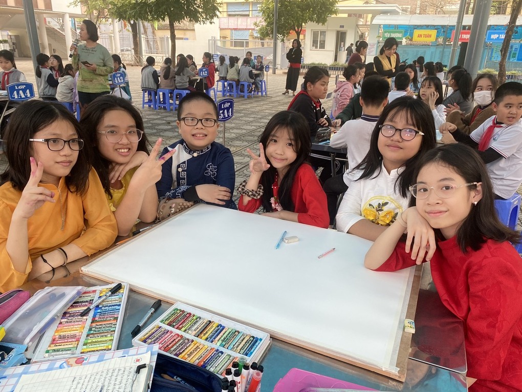 Tham gia vẽ tranh chủ đề " Tết muôn màu"  cùng các bạn nhỏ lớp 5A5