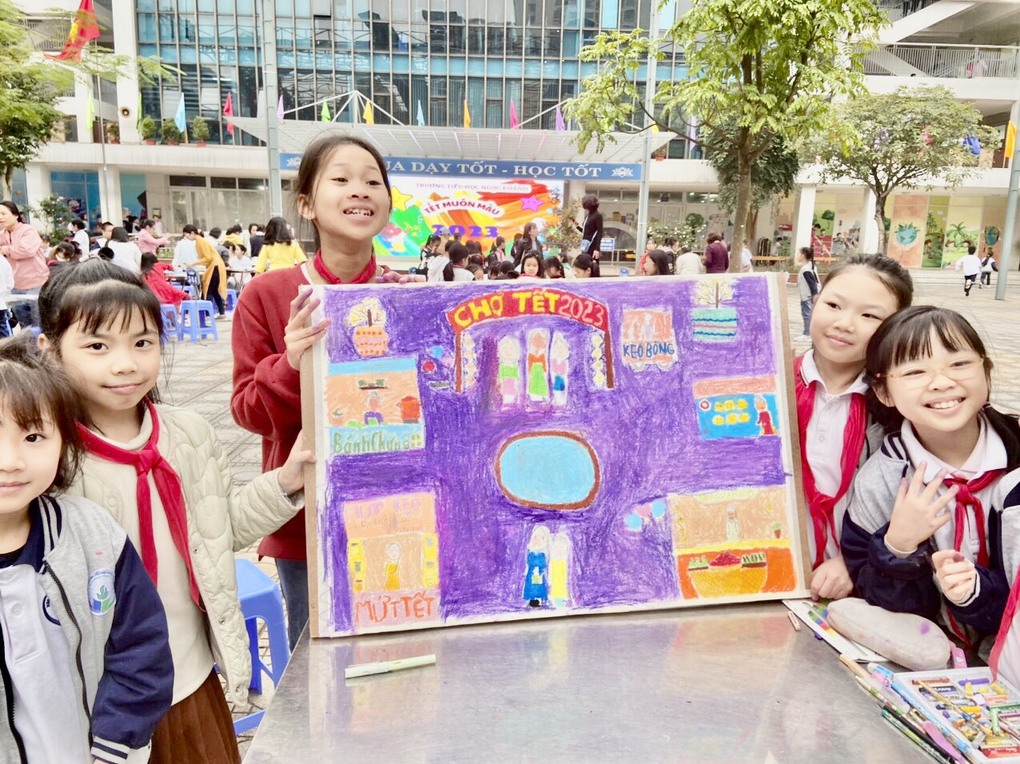 Lớp 4A1 hào hứng tham gia cuộc thi vẽ tranh chủ đề " Tết muôn màu "