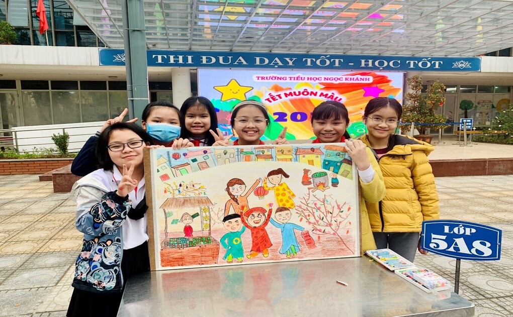 Học sinh lớp 5A8 tham gia cuộc thi vẽ Tết muôn màu năm học 2022 - 2023