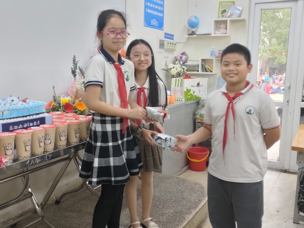 Lớp 4A2 tham gia Hội thi "Khéo tay hay làm" và các hoạt động chào mừng ngày Quốc tế phụ nữ 8/3/2023