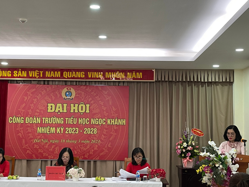 Tổ 4 trình bày tham luận “Công đoàn với các phong trào thi đua”