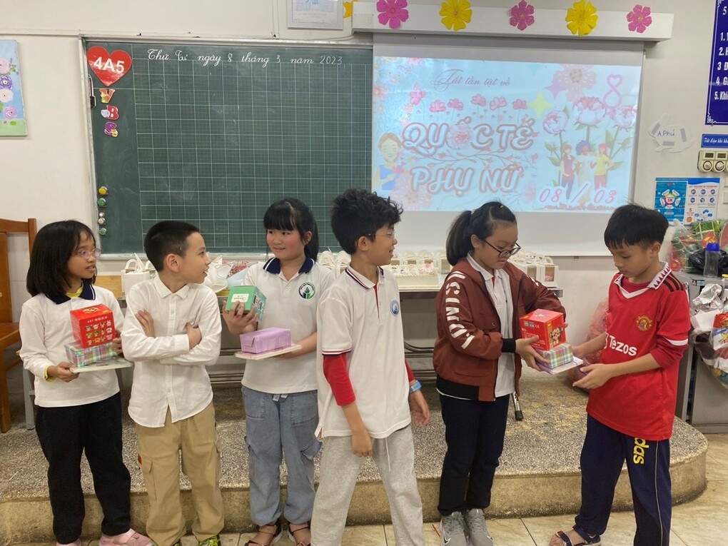 Lớp 4A5 tham gia Hội thi "Khéo tay hay làm" và tổ chức các hoạt động chào mừng ngày Quốc tế phụ nữ 8/3/2023