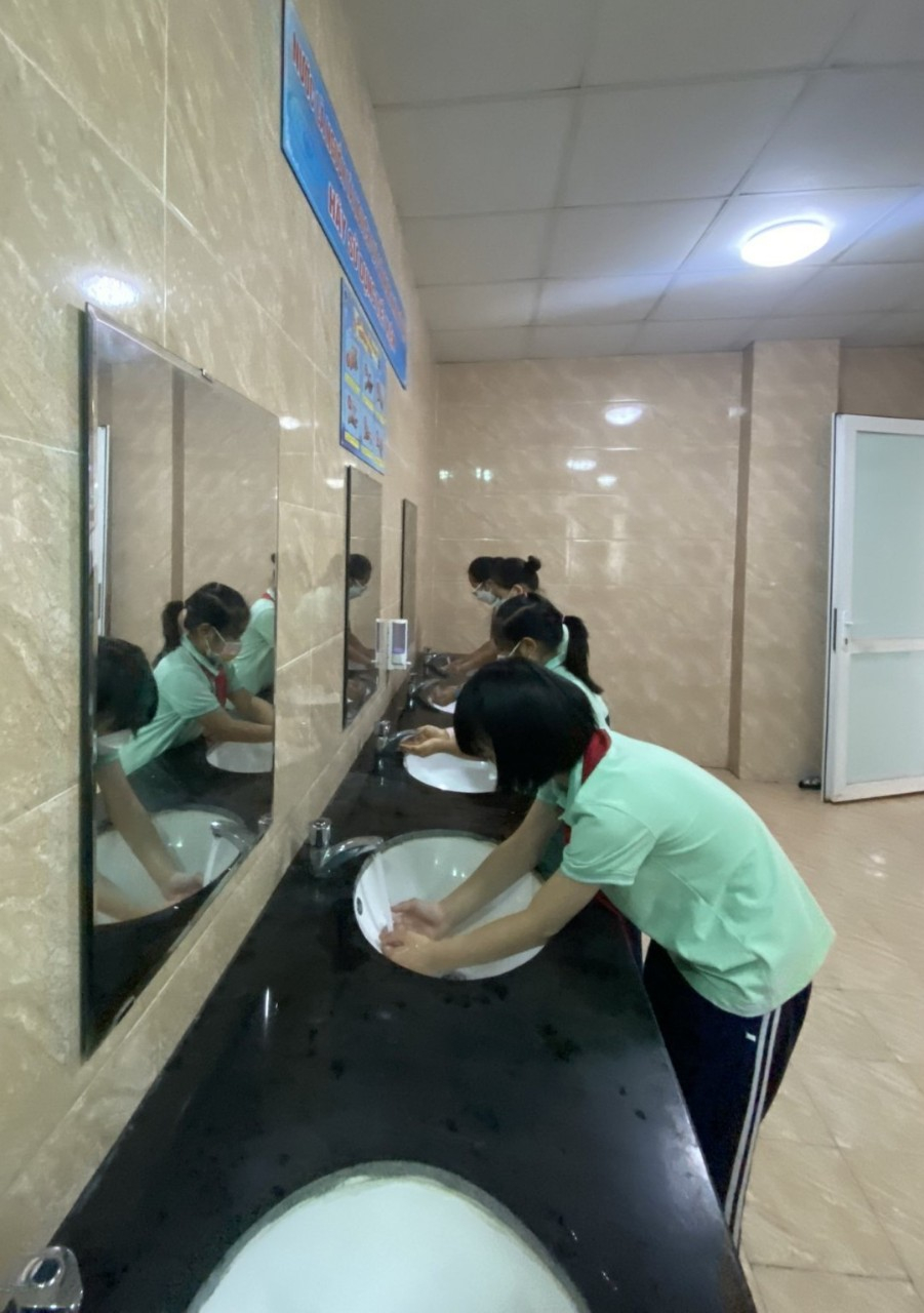 Liên đội trường Tiểu học Ngọc Khánh sửa sang, nâng cấp nhà vệ sinh