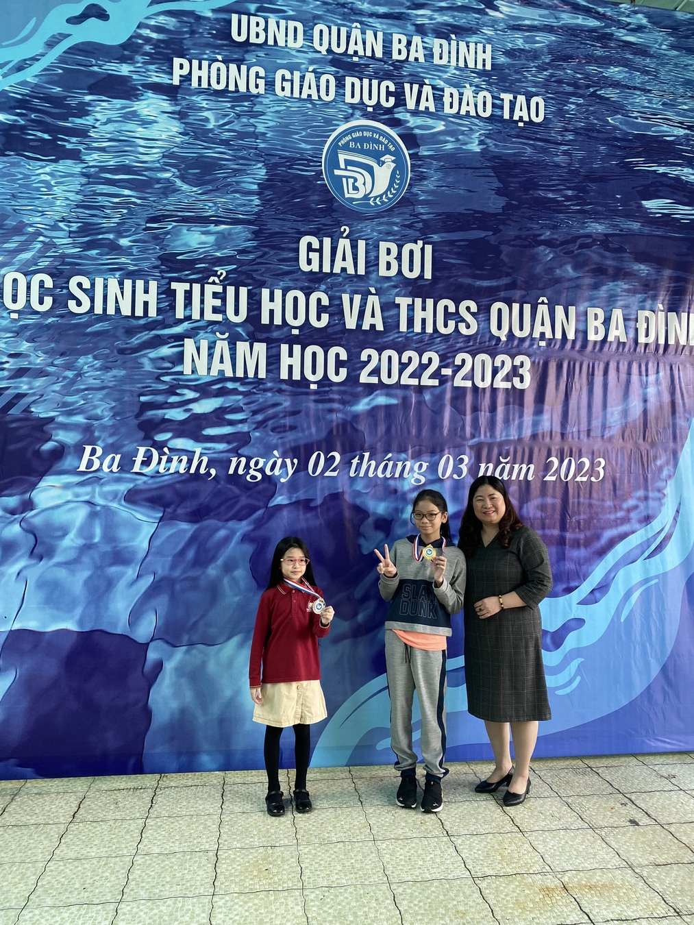 Những cô gái vàng trường Tiểu học Ngọc Khánh giành được nhiều thành tích xuất sắc trong giải bơi dành cho học sinh tiểu học và THCS