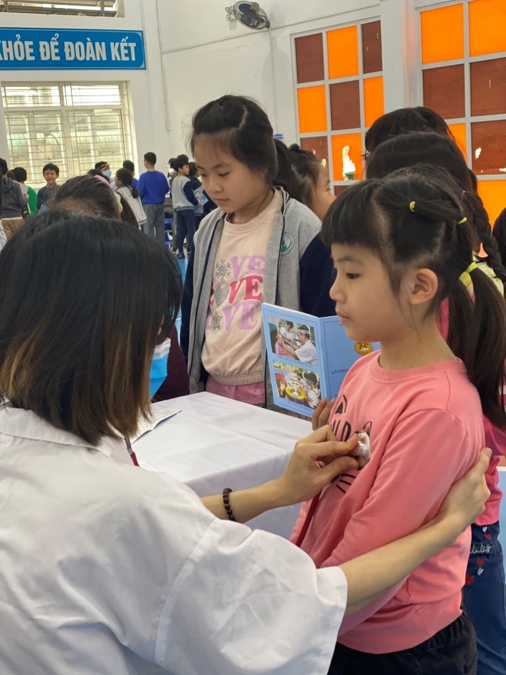 Khám sức khoẻ định kỳ cho học sinh toàn trường