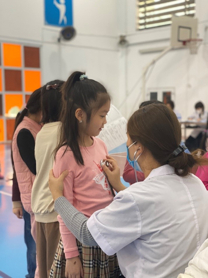 Học sinh lớp 1A7 tham gia buổi khám sức khoẻ định kì