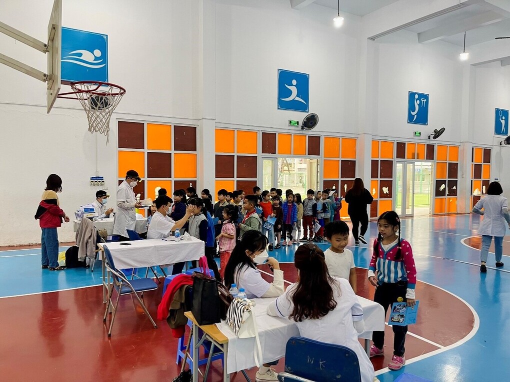 Tổ chức khám sức khỏe định kỳ cho học sinh Tiểu học