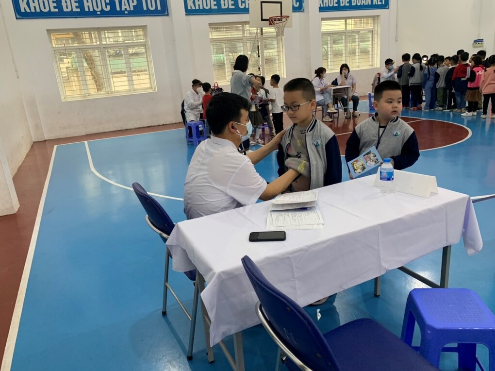 Học sinh lớp 1A5 tham gia buổi khám sức khoẻ định kì