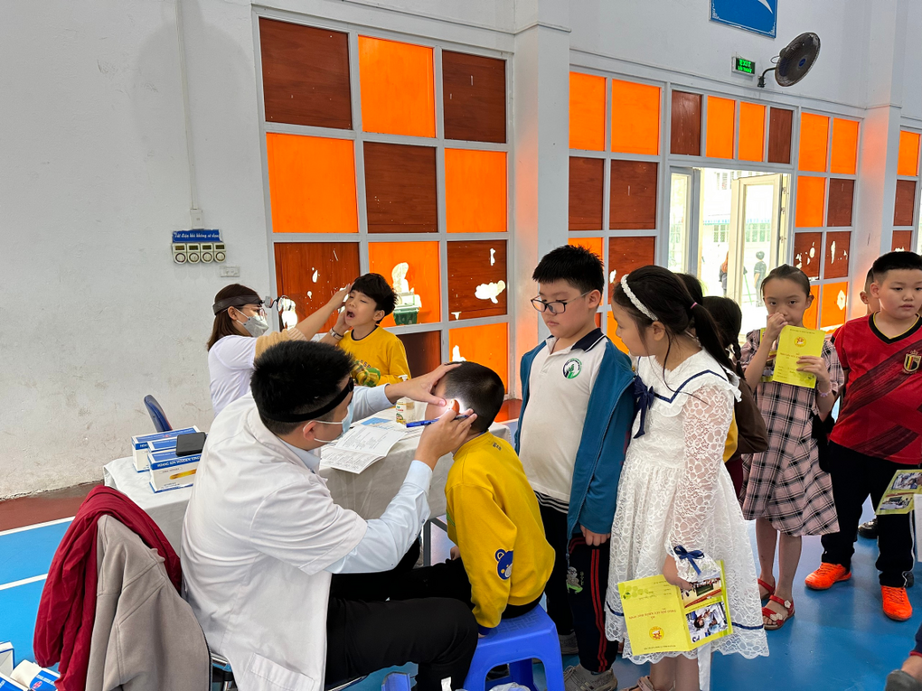 Học sinh lớp 3A4 tham gia hoạt động khám sức khỏe định kì