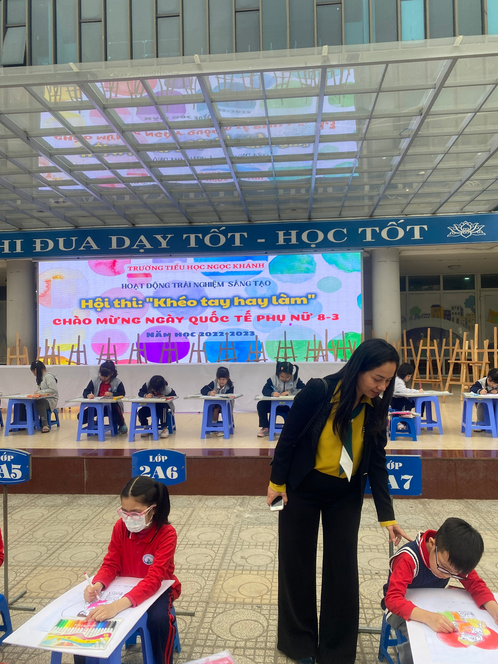 Ngày Quốc tế Phụ nữ 8/3 – “Hội thi Khéo tay hay làm” của các em học sinh lớp 2A7 trường Tiểu học Ngọc Khánh dành tặng những người phụ nữ thân yêu!