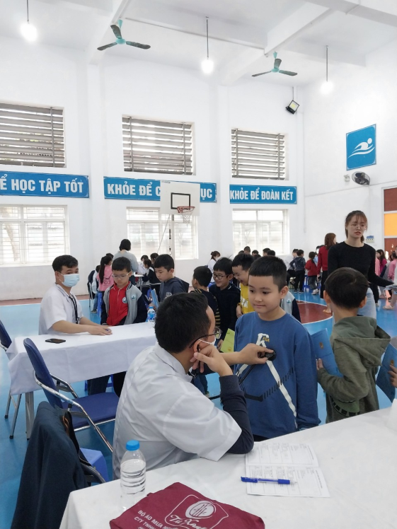 Học sinh lớp 2A3 tham gia hoạt động khám sức khỏe định kì.