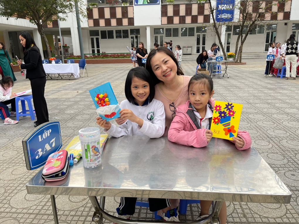 Cô và trò lớp 3A7 chào mừng Ngày Quốc tế Phụ Nữ 8 tháng 3