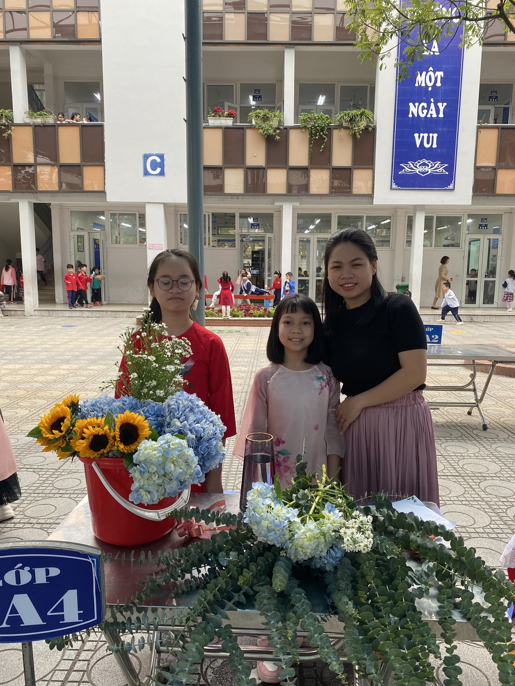 Cô và trò lớp 5A4 chào mừng Ngày Quốc tế Phụ Nữ 8 tháng 3