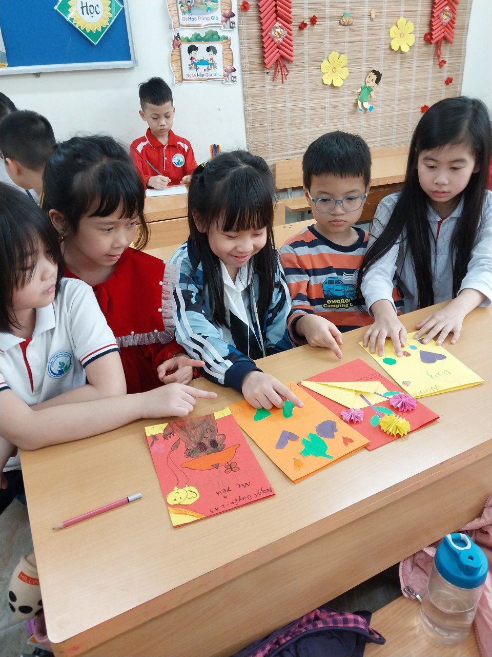 Lớp 2A3 chào mừng Ngày Quốc tế Phụ Nữ 8 tháng 3